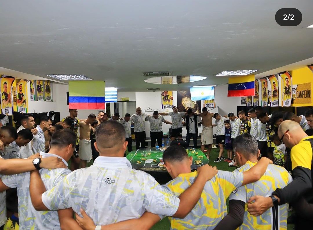 @Soylegionario Y de argentina. Y si vienen extranjeros de otros países a jugar en Táchira, también estará la bandera del país de ese jugador. No es difícil de entender amigo, no se necesita más de 2 neuronas para analizarlo, haz el esfuerzo. Eres estúpido, pero tú puedes.