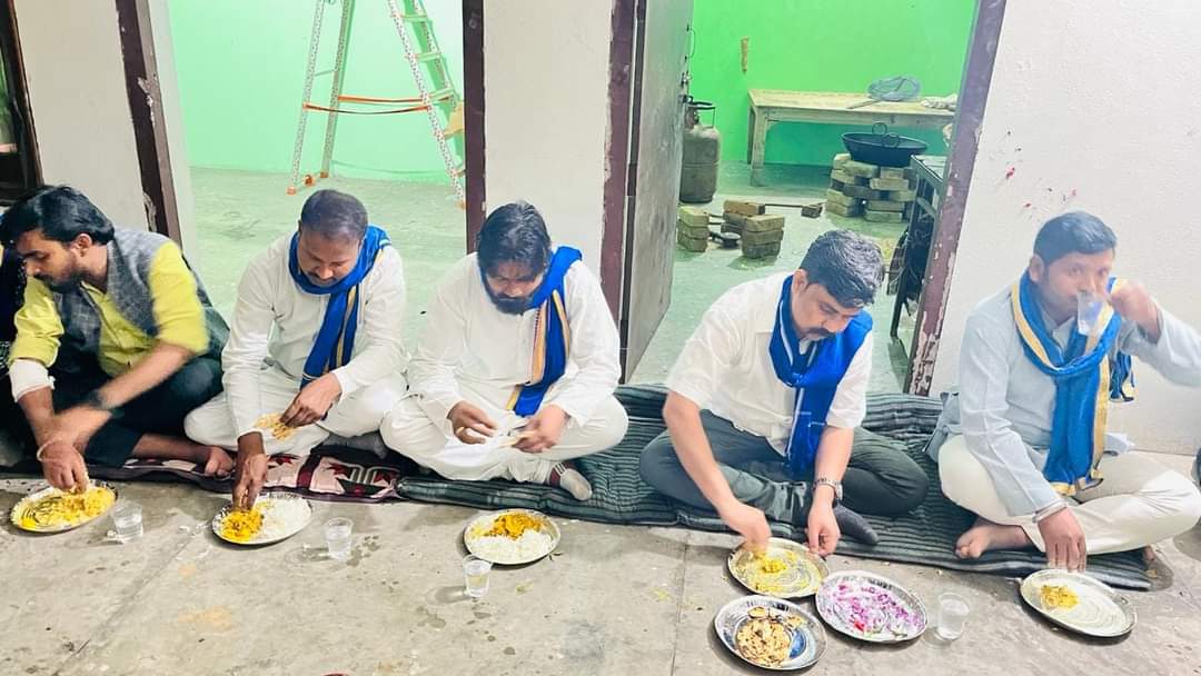 SureshK41701536's tweet photo. आज रात में नगीना लोकसभा के नूरपुर विधानसभा चुनाव कार्यालय पर भीम आर्मी राष्ट्रीय अध्यक्ष मा० @VinayRatanSingh जी के साथ बैठकर भोजन सौभाग्य प्राप्त हुआ इस मौके बलरामपुर जिला प्रभारी,हरदोई जिला संयोजक, सीतापुर, बहराइच टीम 
 आदरणीय राष्ट्रीय अध्यक्ष जी का ��हुत बहुत धन्यवाद🙏 https://t.co/oRNTylzKUd