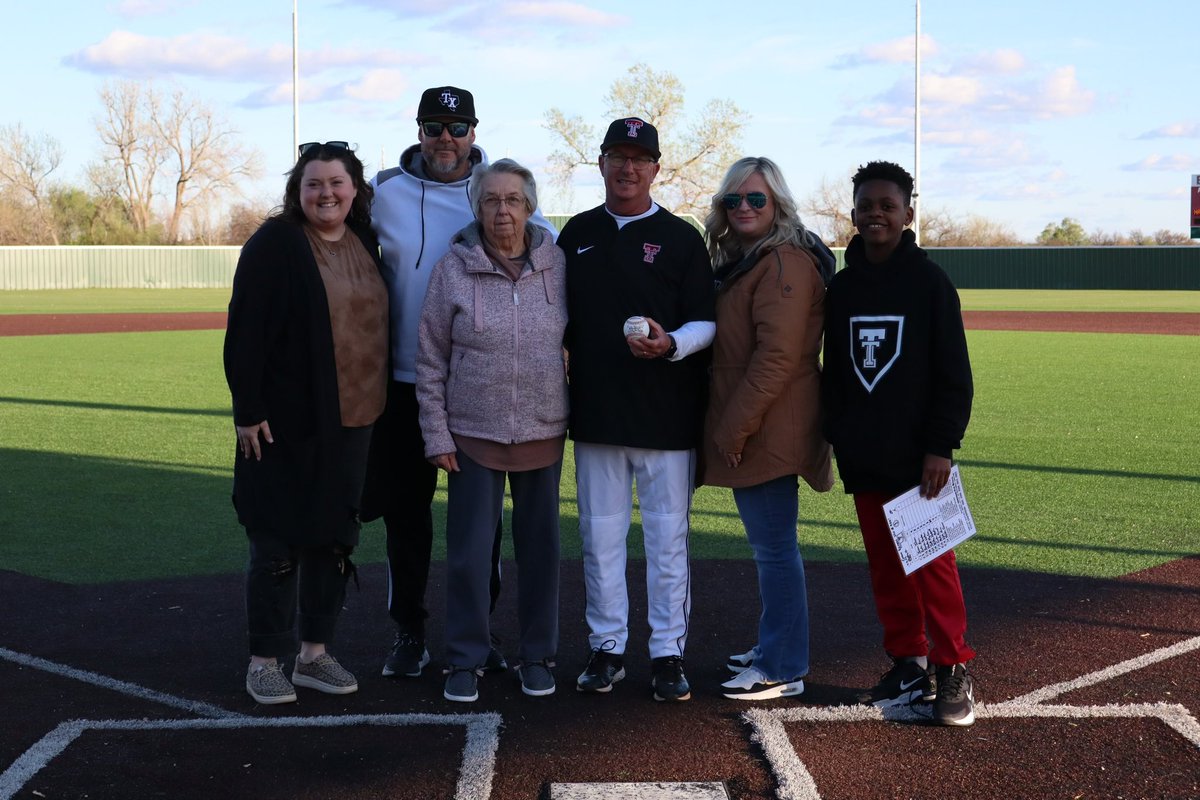 Congrats to @OKBSBLCOACHES Hall of Fame Coach Kirk Reimers. Tonight he stepped in as the Head Coach and got win number 900 for his career! We are proud he is part of our program and Athletic Department!