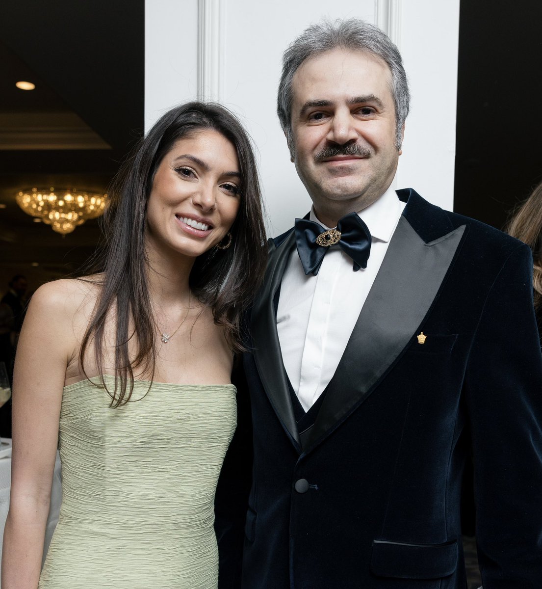 با شادباش سال نو و زادروز شاهدخت نور پهلوی

بختی بود دیدار با پادشاه، رضا شاه دوم، که در هنگامه نوروز ۲۵۸۳ یافتم و بختی دگر، سخن گفتن با نخستین بانوی پادشاه در آینده ایران، پس از پوران دخت و آزرمی دخت ساسانی!

با مهر و سپاس
دکتر شهاب الیاس  

بهرام شید ۱۴ فروردین ۲۵۸۳ 
سه شنبه ۲