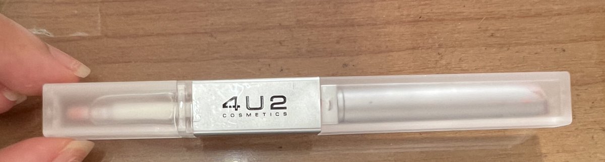 เอาอะไรมารอด ขยับปากพูดก็หลุดแล้วเอาดีๆ  ไม่มีอินฟลูคนไหนบอกสักคนว่าสี03 มันมีชิมเมอร์ด้วย เนื้อหยาบอย่างกับเอาทรายมาทาปาก แพคเกคจิ้งให้0/10 ก๊องแก๊งเว่อ ด้านกลอสไหลออกมาตลอดเวลา สามารถทำให้กระเป๋าเลอะได้เอางี้ดีกว่า นอยอ่าคุรน้า