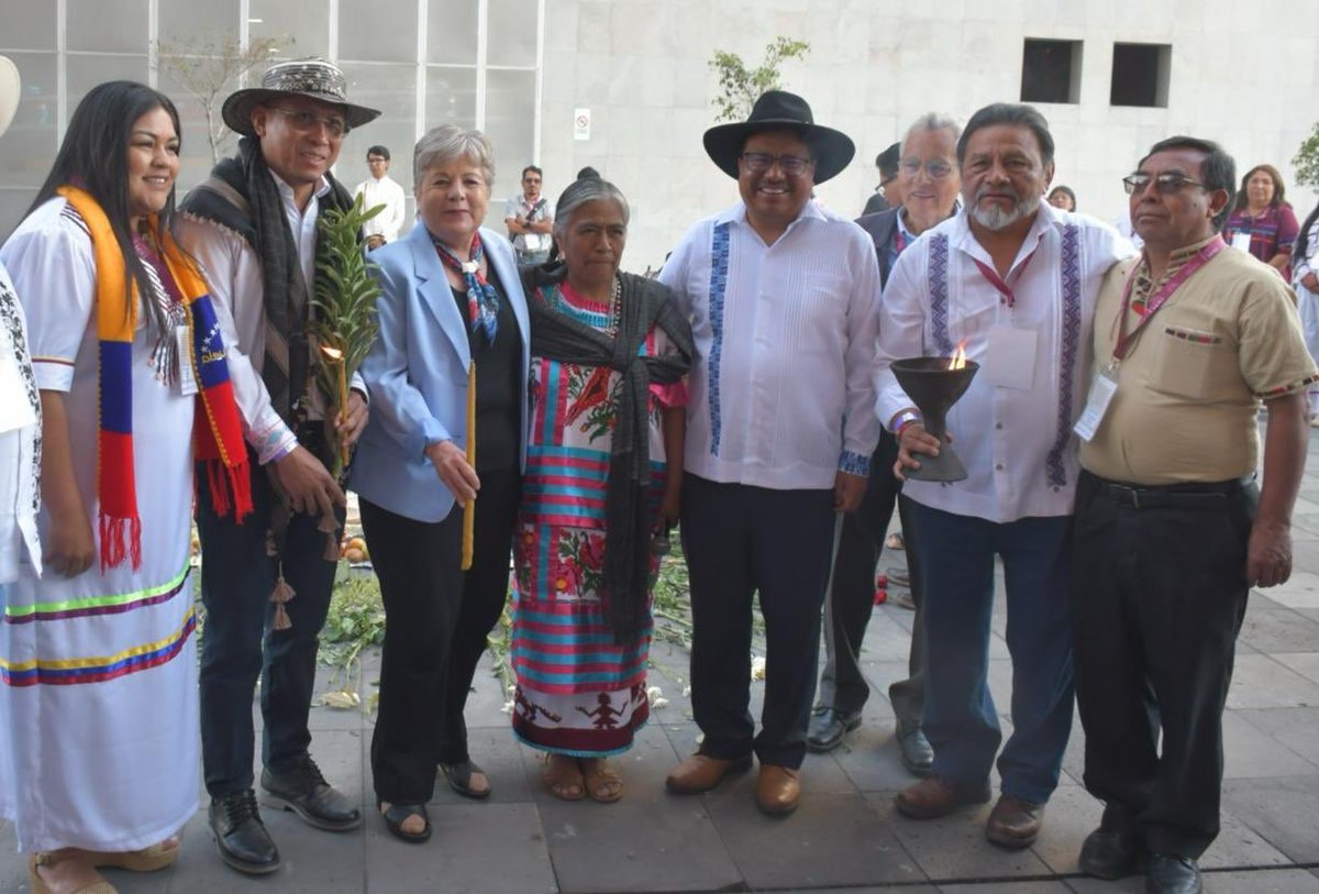 La diplomacia debe estar también al servicio de los pueblos indígenas, los habitantes más antiguos de México.

Hoy inauguramos el Seminario sobre la Declaración de la ONU sobre los Derechos de los Pueblos Indígenas con un ritual mazateco
<a href="/INPImx/">INPI</a> <a href="/DEELAYUUK/">Adelfo Regino Montes</a>