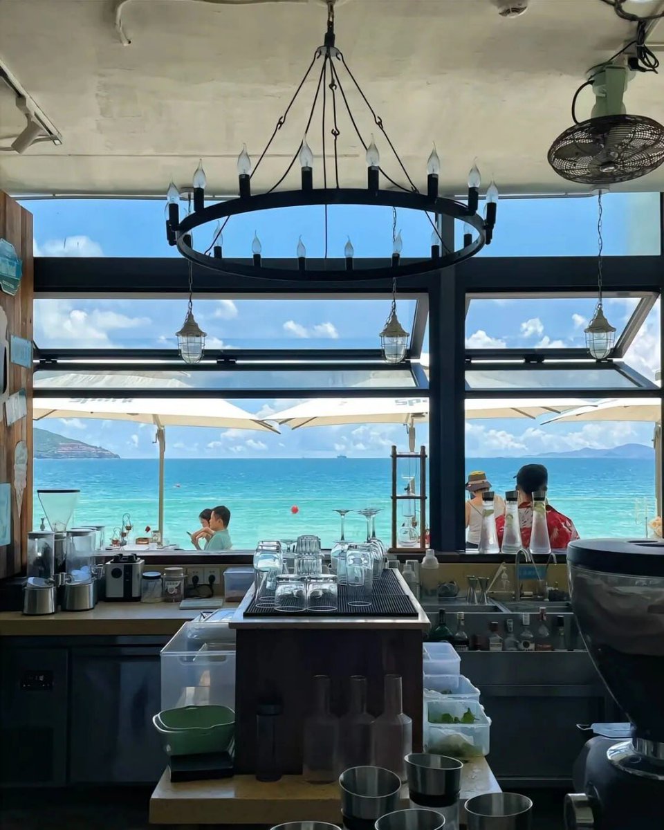 The years are never quiet, but there are people who bear the shackles for you and move forward with tears. Maybe it’s your parents, maybe it’s a friend, maybe it’s a stranger, no matter who you are, please remember to always be grateful.