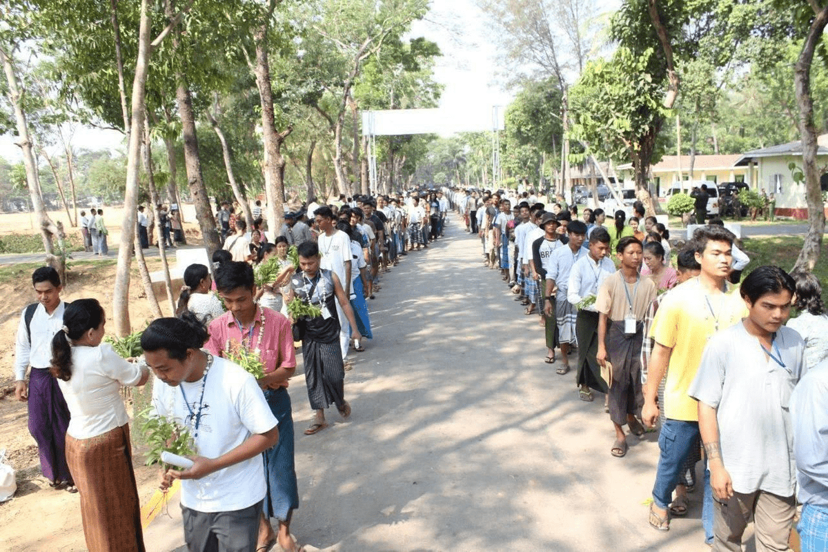 “ ကျွန်မတို့ ဘာလုပ်လို့ ဘာကိုင်ရမယ် မသိတော့ပါဘူး။ သူတို့ထုတ်ပြန်ထားတဲ့၊ ပြောထားတဲ့အတိုင်းလည်း တစ်ခုမှ မဟုတ်ဘူး။ ဆေးစစ်တာ၊ ကျန်းမာရေးစစ်ဆေးတဲ့အဆင့်တွေ မသိရဘူး။ ကြိုပြင်ဆင်ဖို့အတွက် အိမ်ကိုလည်း လုံးဝပေးမသိဘူး။ ကလေးတွေလည်း ဘာမှမသိရဘူး။ ဒါမတရားလုပ်တာပဲ။' mawkun.com