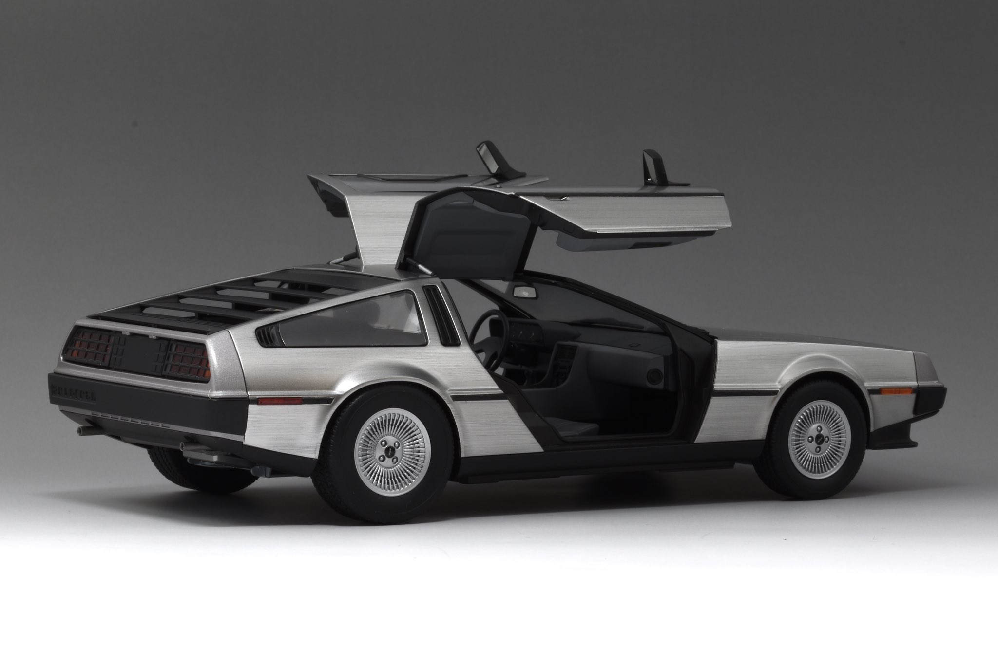 デロリアン 1/24 '82 デロリアン DMC-12 - AOSHIMA SCALE MODEL LINEUP