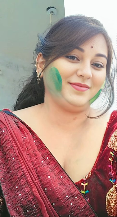 Holi pic ... Happy Holi 🧡💜💙🖤❤️ colour festival . 
#holi #colour #colourfestival #sofia #Indian #saree #chubbyaunty #chubby #chubbyinsaree #chubbyinredsaree #maturewomen #women #pretty #cute #march #fashion #trending #morning #prettyeyes #greencolour #bengali