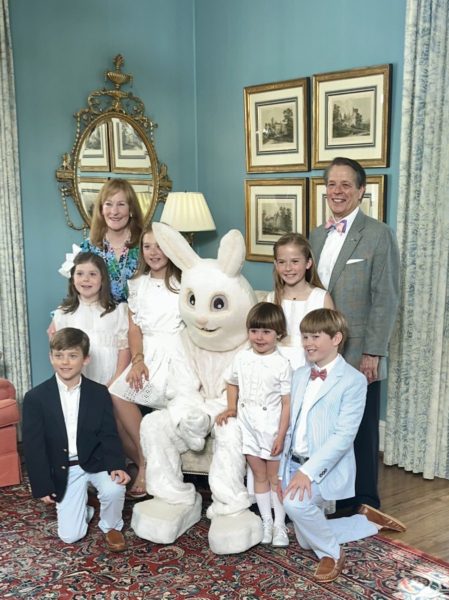 MillsGallivan's tweet photo. #PixOWeek - Hoppy times with our GRANDS! https://t.co/WvHJ5RBxyA