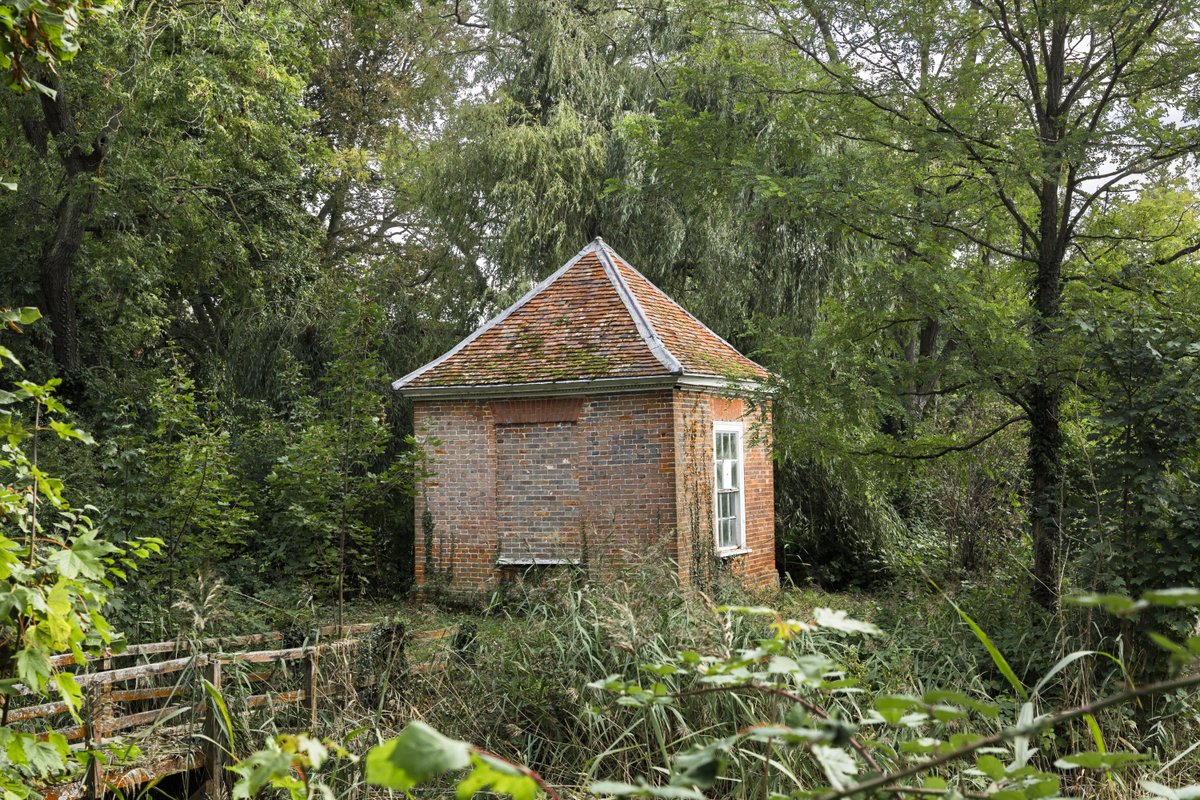 The elegant pleasure grounds of the early 18th century Abbot's Hall in Suffolk have been listed at Grade II. 🙌 Now home to @FoodMuseumUK, the gardens contain an ornamental canal, a walled garden, and the remains of a medieval camping ground.