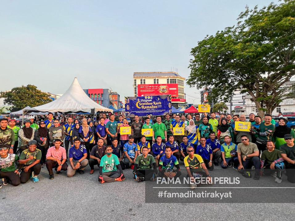 PerlisFama's tweet photo. 2 April 2024 |  Program Sentuhan Kasih Ramadan FAMA-MPK diteruskan lagi pada kali ini dengan kerjasama Majlis Agama Islam dan Adat Istiadat Melayu (MAIPs) bagi menyantuni golongan Asnaf melalui Program Sentuhan Kasih Ramadan di Bazaar Ramadan FAMA @Dataran MAIPs Kangar, Perlis. https://t.co/B0rE9tr758