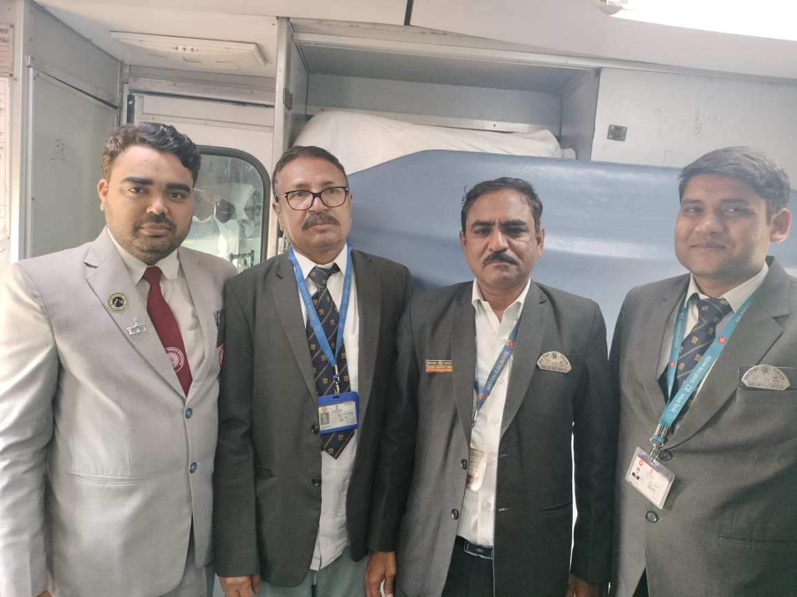 In a heartwarming display of dedication & compassion, ticket checking staff aboard LTT-Prayagraj Duronto Express, with the help of a fellow passenger, assisted a woman in delivering her baby onboard ! Quick thinking, swift response and Coordinated effort of Ticket Checking…