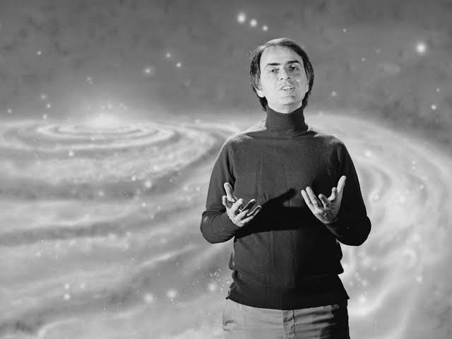 En este momento estoy leyendo la página 398 de la novela El fin de la muerte (2010) autor @CixinLiu título 'Fragmento de un pasado ajeno al tiempo.
 Movimiento por curvatura del espacio'. Recordé cuando de chavo veia el programa Cosmos de Carl Sagan.