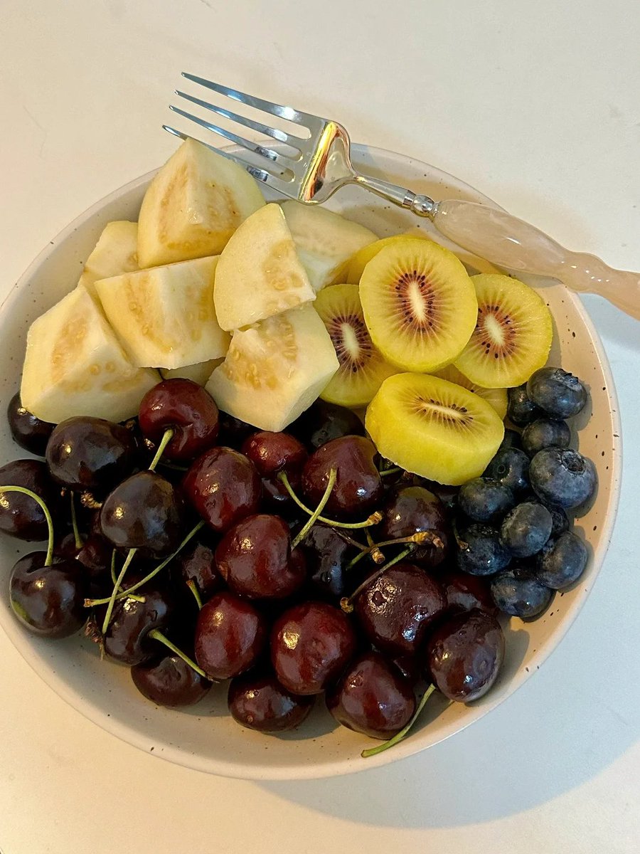 ezirazy's tweet photo. Eating some fruits before going to bed is good for your skin~ https://t.co/A3Ojq79K28
