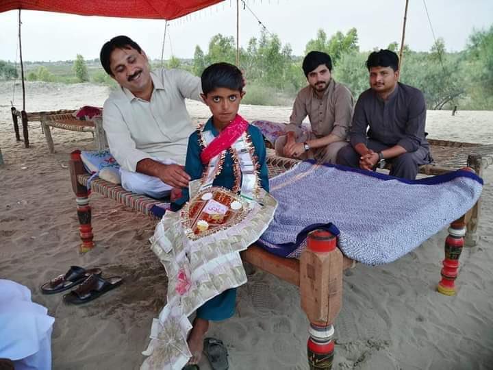 میرا قصور صرف اتنا ہے کہ میں سیاست کو محل سے نکال کر محلہ تک  لے آیا ہوں❤