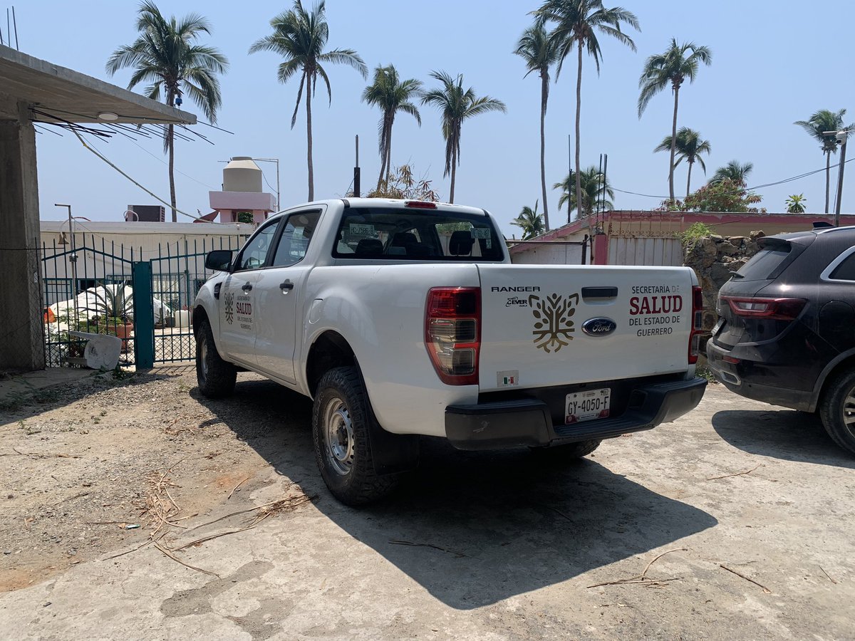 BelishaMar's tweet photo. ¿No les parece maravilloso cómo se usa un vehículo utilitario para uso particular en el Estado de Guerrero? Y, además,para bloquear la entrada de las casas particulares. @SaludGuerrero @Gob_Guerrero 
¿Esta es tu base política, Evelyn? Se la pasan diciendo “trabajo en el Estado”. https://t.co/kA7QMQPLJY