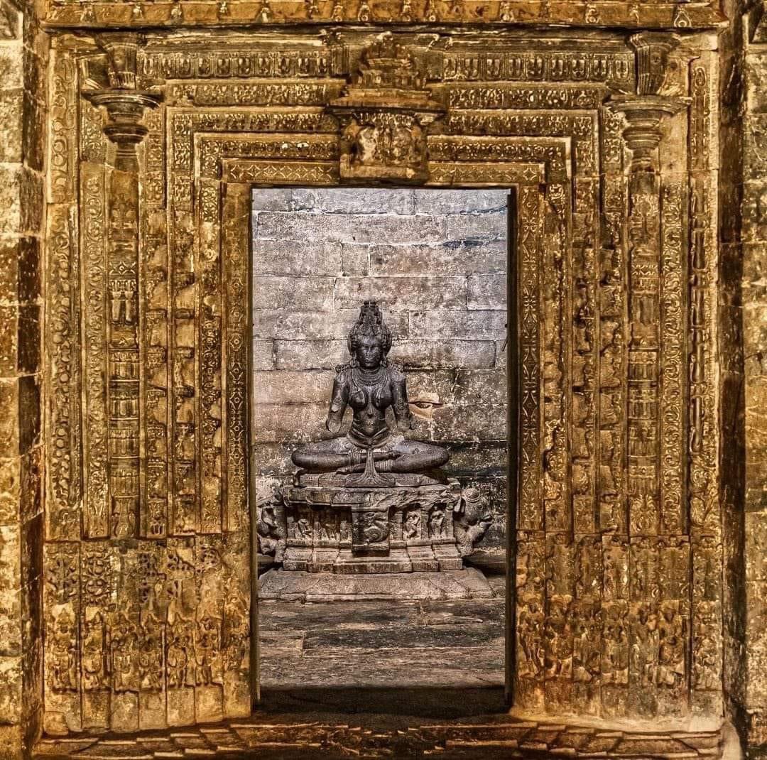 Vigraha of Goddess Saraswathi at Trikuteshwara temple in Gadag, Karnataka, BHARAT (India) 🚩 

The temple was built during the 11th or the 12 centuries CE during the reign of the Western Chalukyas. The main shrine has three Shiva Lingas representing the Trimurthis Brahma, Shiva