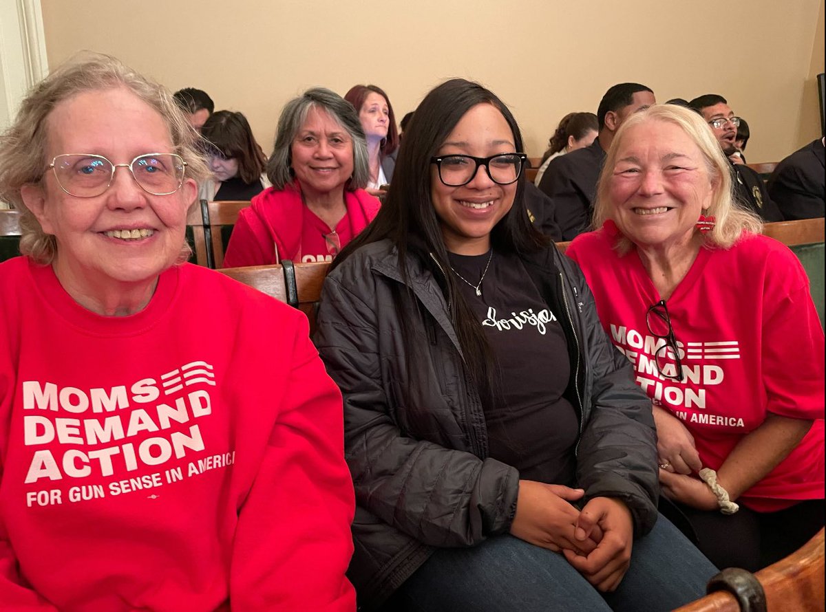 Big thanks to CA @MomsDemand volunteers, survivors & community partners for showing up today in support of #AB2913 Homicide Victims Rights & #AB2621 GVRO training for law enforcement. Both passed committee today🎉Thank you for your leadership @AsmMikeGipson & @AsmJesseGabriel