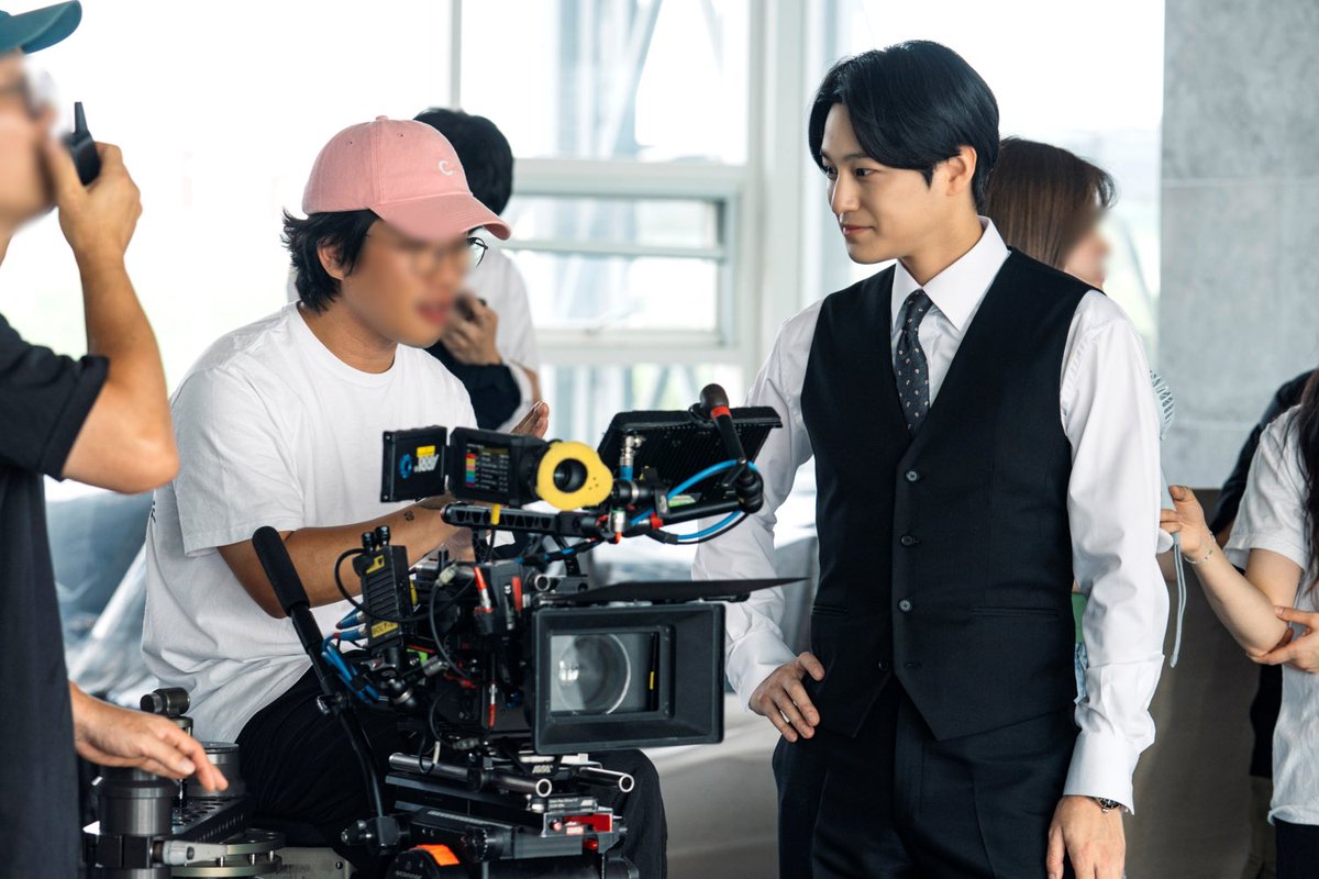 kkbyss_official's tweet photo. [#NEWS]
김범, '웨딩 임파서블' 촬영 현장 공개…'완벽 슈트핏'으로 배윤경과 로맨스
📰 https://t.co/wyVk43AuAi

#김범 #KimBum #KimBeom
#웨딩임파서블 #WeddingImpossible https://t.co/Jz4O0FbqQ1