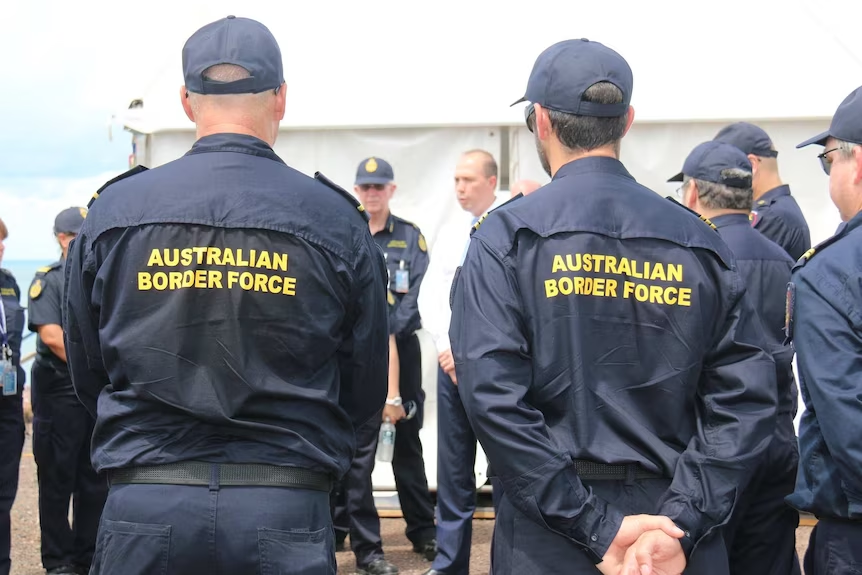 SRAntiFascism's tweet photo. #Aus #Refugees advocates sadly predicted
there would be little diff. between
@AlboMP #AnthonyAlbanese #AustralianLaborParty
#Trumpian #Racist #OffshoreDetention
#RefugeePolicies in the #AusGov versus
form gov with #Bogans
#ScottMorrison:#PeterDutton
#LiberalPartyOfAustralia https://t.co/j6WFJM8T1R