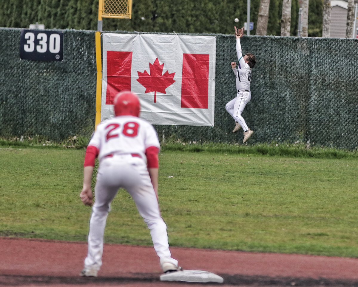 Senior Tritons Outfielder, Gage Macri, makes a spectacular play, robbing a home run to prevent a tie game during yesterday’s Langley Blaze Spring Classic final game! 🤯 @GageMacBaseball 📸: @dzuskind