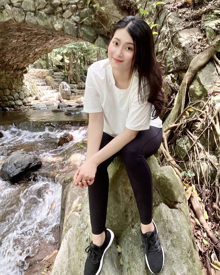 SNngSn1's tweet photo. Em và suối, bên nào đẹp hơn 😊 https://t.co/6VMC7zBILU