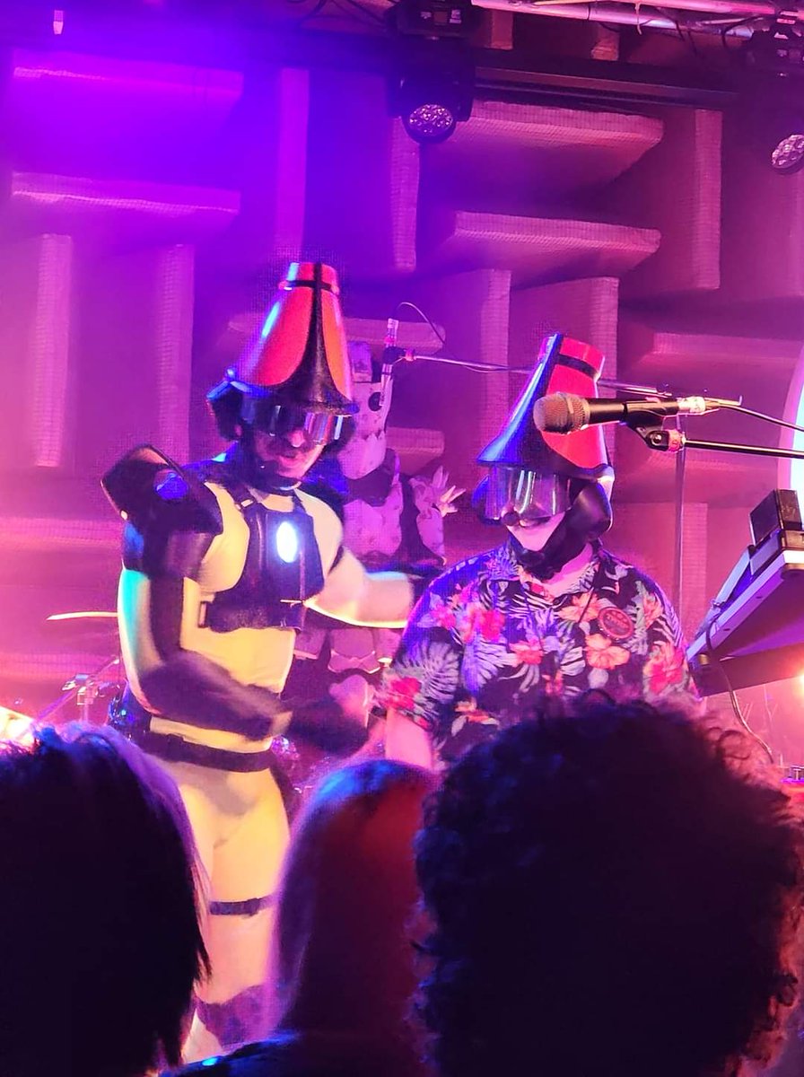 adimnos_'s tweet image. If anyone has pictures/videos of me on stage from Indy, please share them in this thread!!!

#twrp #twrpband