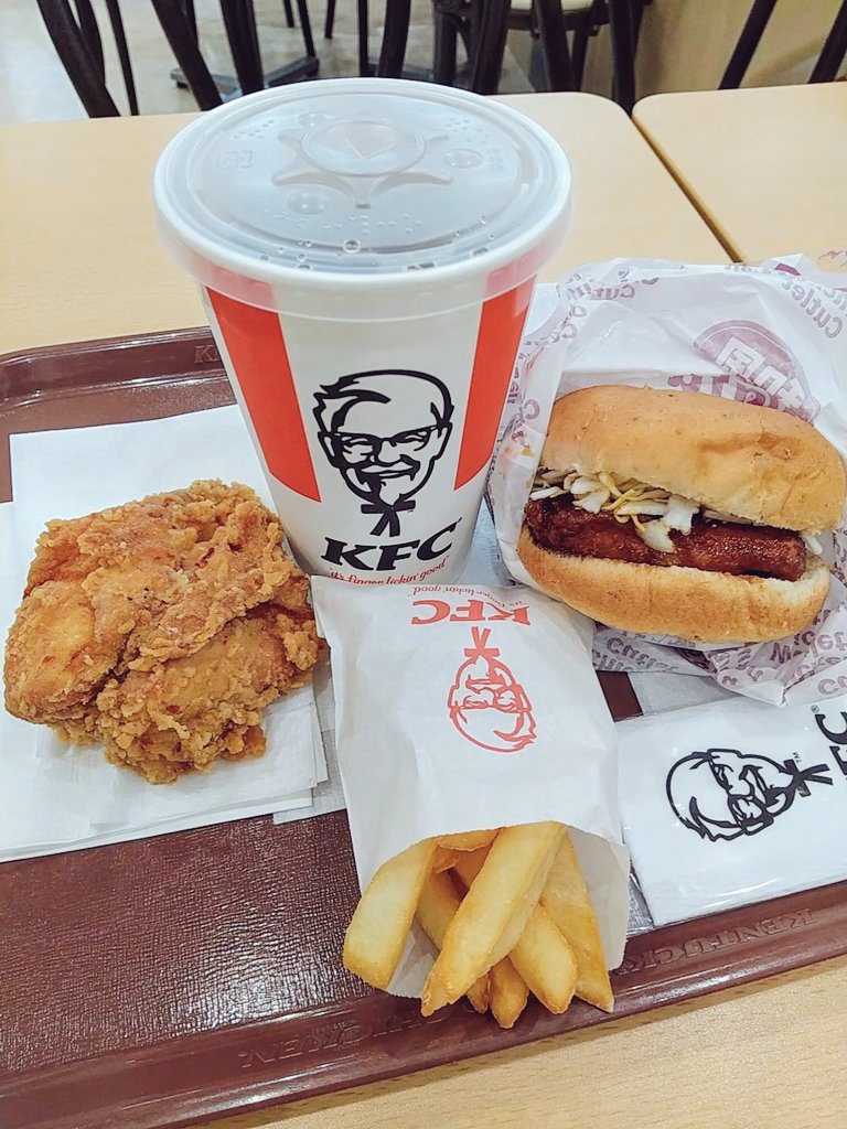 今日のお昼ごはんはケンタッキー✨和風チキンカツバーガーセットとごま油香るパリパリ旨塩チキン(新発売)です🍔

今日はお休みです🙋
#ランチ