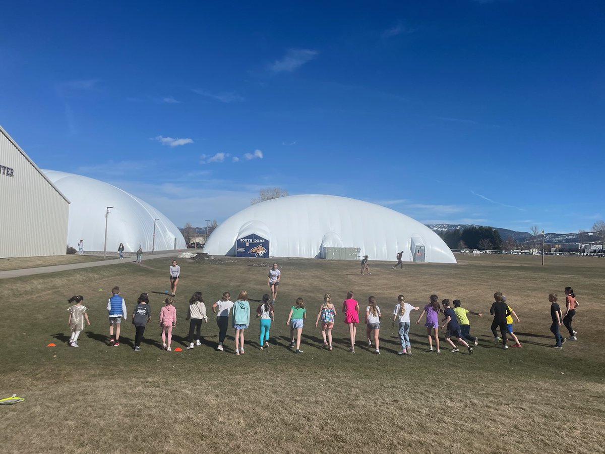 BobcatAndersonT's tweet photo. Beautiful day in #Bozeman for a bit of outside dynamic warmup with our Orange Ball clinic
#Montana #JuniorTennis https://t.co/ocE7havWhK