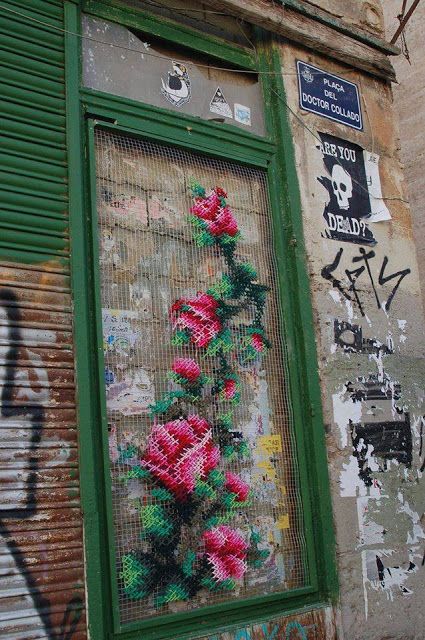 womensart1's tweet image. Spanish artist Raquel Rodrigo from Valencia creates cross-stitching street art #WomensArt