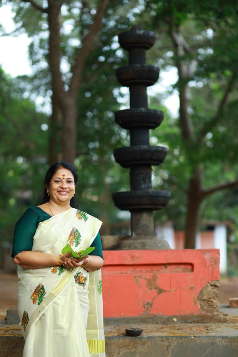 നാമനിർദേശ പത്രിക സമർപ്പിക്കുന്നതിന് മുൻപായി തിരൂർ അമ്പലക്കുളങ്കര ദേവി ക്ഷേത്രത്തിൽ ദർശനം നടത്തി അനുഗ്രഹം തേടി. ഇനിയുള്ള നാളുകൾ പൊന്നാനിയുടെ വിധി നിർണ്ണയിക്കുന്ന ദിനങ്ങളാണ്. നമുക്ക് ഒരുമിച്ച് പൊന്നാനിയുടെ ഗതി മാറ്റാം.. #Nivedida4Ponnani #ModiKiGuarantee #phirekbaarmodisarkar