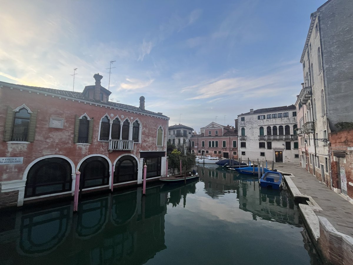 Oggi iniziamo presto, buongiorno a tutti #veniceitaly #Venice #tourism #photowalk