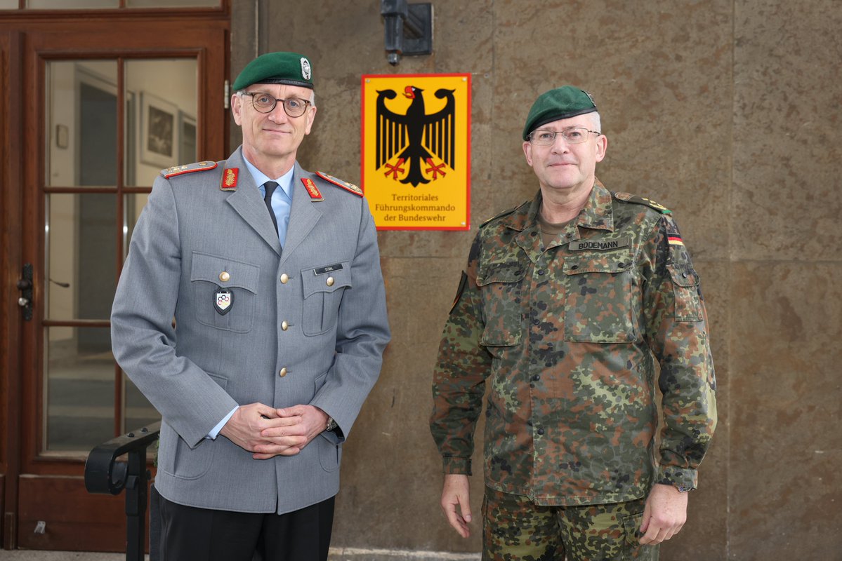 Was ist 🇩🇪 das Grundbedürfnis nach #Sicherheit wert? Generalleutnant André Bodemann, Befehlshaber des #TFK, tauschte sich zu dieser Frage & zum Thema Gesamtverteidigung #LVBV mit dem Präsidenten der @BAKS_Bund, Generalmajor Wolf-Jürgen Stahl, aus.