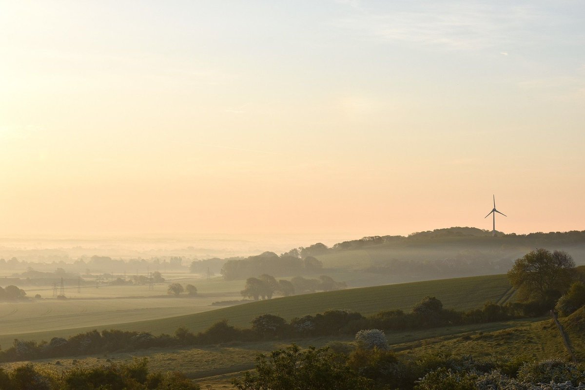 It's #NationalWalkingDay 🏞🚶‍♀️⁣ With over 3300km of footpaths, bridleways and byways, there's plenty of trail to explore, including 'Miles without Stiles' easy access routes.⁣⁣ ⁣⁣ Do you have a favourite walk or trail?⁣⁣ ⁣⁣ 📷 Shelley Cornes 📍 Malling Down #SouthDowns