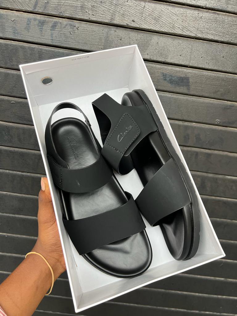 Naombeni Retweets Zenu 🫶❤️ Ninazo High quality Clarks sandals Size : 39–45 Ubaoni Price : 75,000/= tshs. Nipigie for deliveries : 0769928320