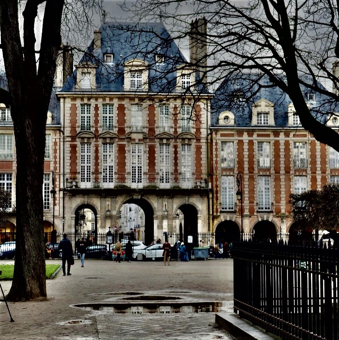 Wednesday for the windows of Paris...looking onto a wet Place des Vosges. 📷@barthi75 #Wednesdayforwindows #Paris #France #architecture #architecturephotography