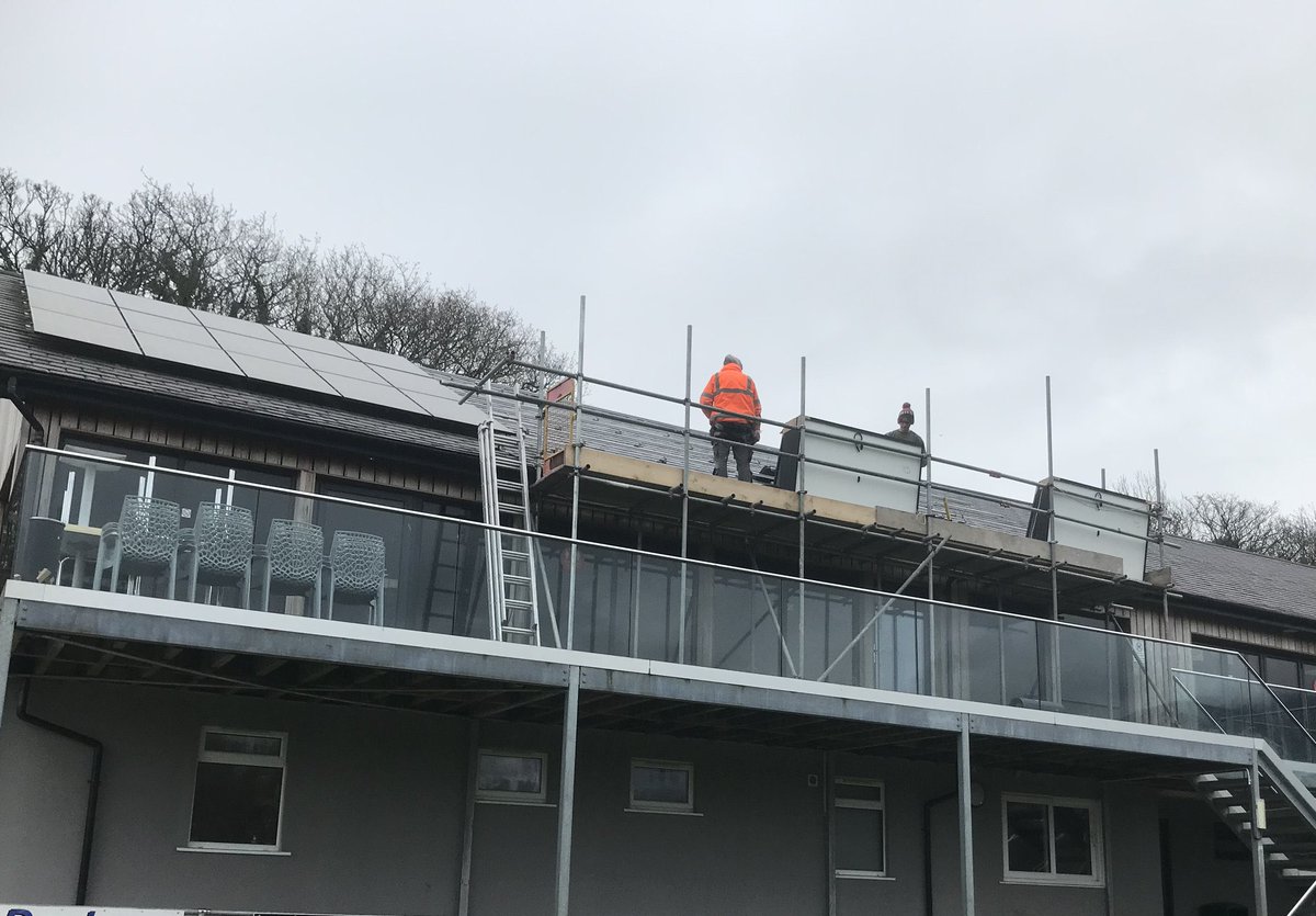 Mae’n cynllun Heuldro yn ymestyn! 8.9kWp ychwanegol o drydan glân fforddiadwy ar do @CRBethesda a mwy o osodiadau i ddod Our Heuldro solar project is expanding. 8.9kWp of additional capacity on Bethesda Rugby Club and more installs on community buildings coming soon