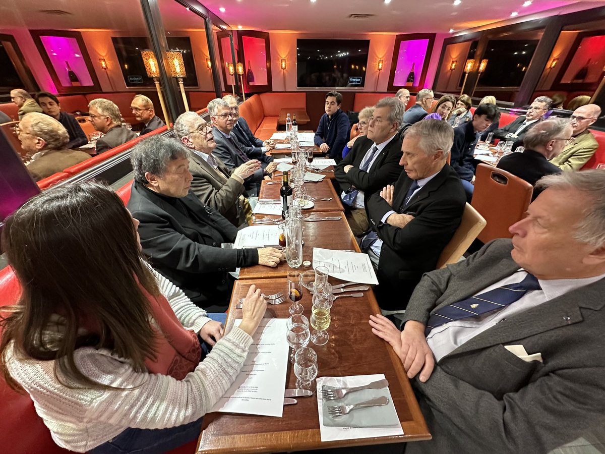 Excellente conférence sur la géopolitique de la Chine ce 2avril à Versailles (IHEDN Versailles) suivie par plus de 60 auditeurs en présentiel et en Visio. Un grand merci à Pierre Barroux et à Jean-Paul Tchang. La Chine n'est pas ennemie mais partenaire. #ihedn_ar21