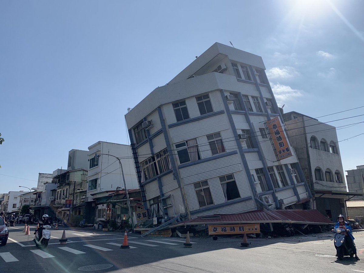 Multiple buildings have collapsed in Taipei, Taiwan during a 7.4 magnitude earthquake. #Taiwan #Earthquake #Okinawa #Japan #Tsunami #Taipei #Ishigaki #Shoufeng #Hualien #China #Terremoto #landslide #TaiwanEarthquake