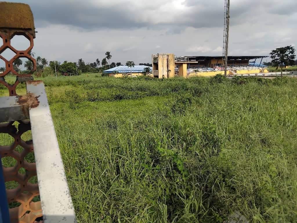 Current state of Adokiye Amiesimaka Stadium build under the @ChibuikeAmaechi government Am calling on the Governor of Rivers State @SimFubaraKSC to consider renovating this government property. BILLION OF NARIA WASTING