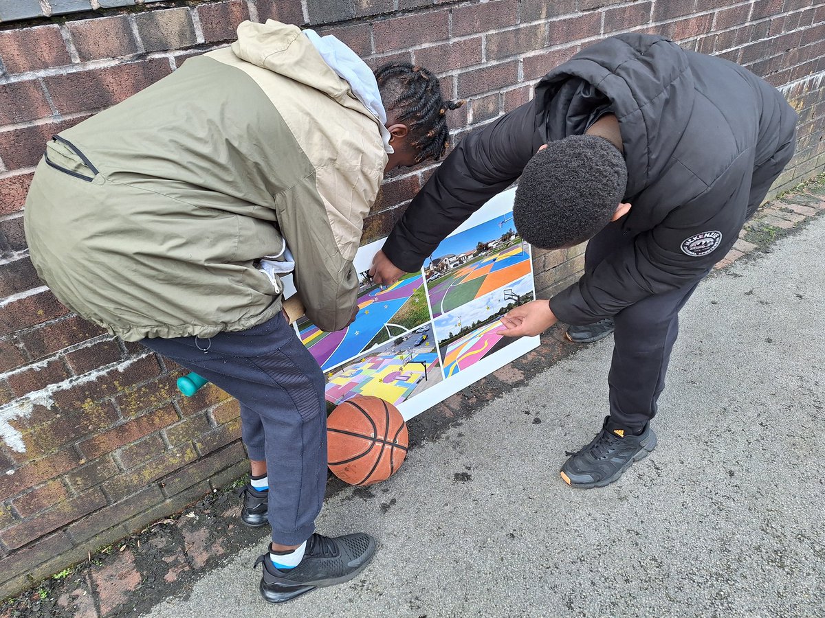 Young people @rbhousing Freehold enjoyed a sports session yesterday @ the kickpitch as part of @RochdaleYouthie HAF. They also had the opportunity to vote, how they would like to improve the space to be more young people friendly. One of the group cooked a meal for everyone. 🫶