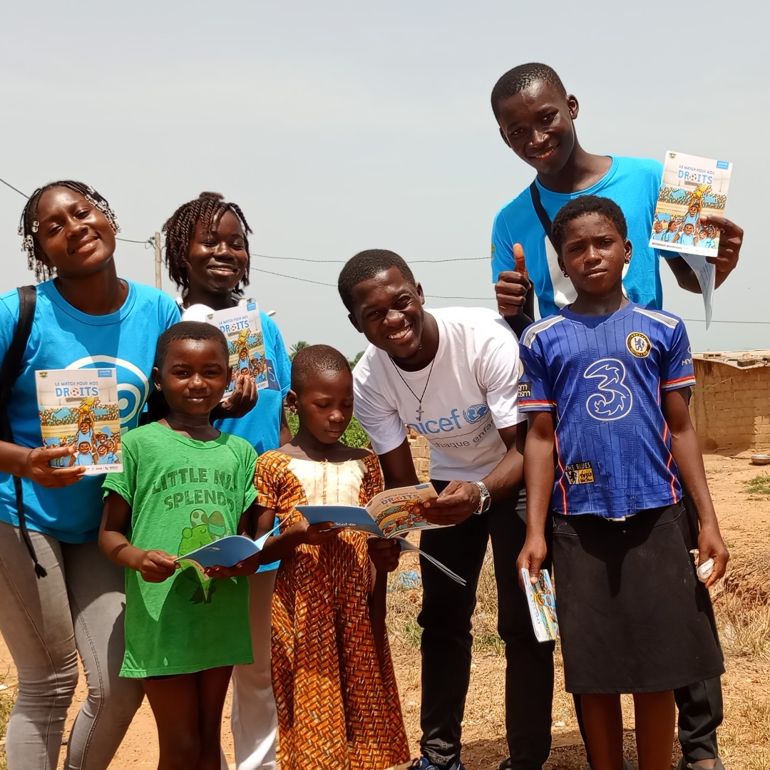 Chaque mois, Jacques, jeune champion de l'UNICEF, part dans un village pour sensibiliser les populations sur l'importance de l'enregistrement des naissances. L'extrait de naissance est la clé qui ouvre les portes à tous les droits. #PourChaqueEnfant #MonNomEstPersonne