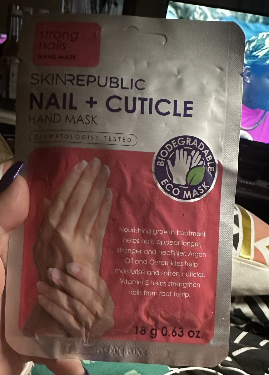 ItsErikabYo's tweet image. Enjoying a nice 20 min skin republic nail + cuticle hand mask 😍
#skinrepublichandmask #handandnailcare #pampernight