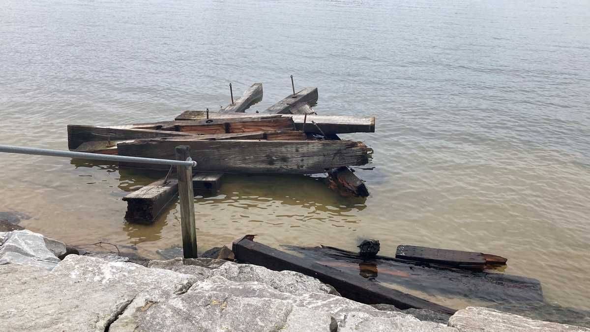 Notice debris washing up on shore or in the waterway and suspect it may be related to the #KeyBridge? Don't hesitate to contact 410-205-6625 the #debris reporting hotline. For safety reasons, please avoid touching materials you suspect might be part of the wreckage.