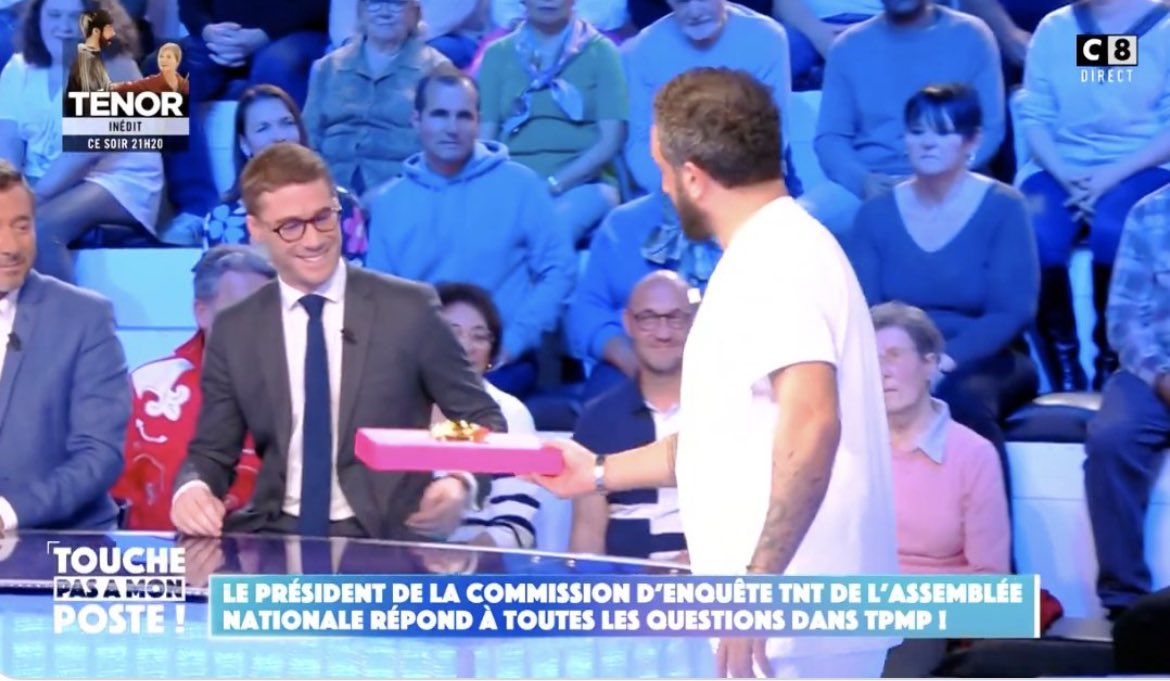 Cette image porte un coup terrible au parlement . Elle montre le Président d’une commission d’enquête parlementaire recevoir un cadeau sur un plateau de télévision de la part d’une personne auditionnée. Il doit démissionner et présenter des excuses. Immédiatement.