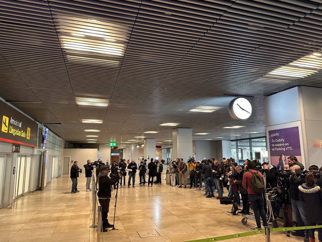 #EsNoticia Luis Rubiales en la Terminal 1 de Barajas, Madrid, fue detenido y desde la misma pista trasladado.