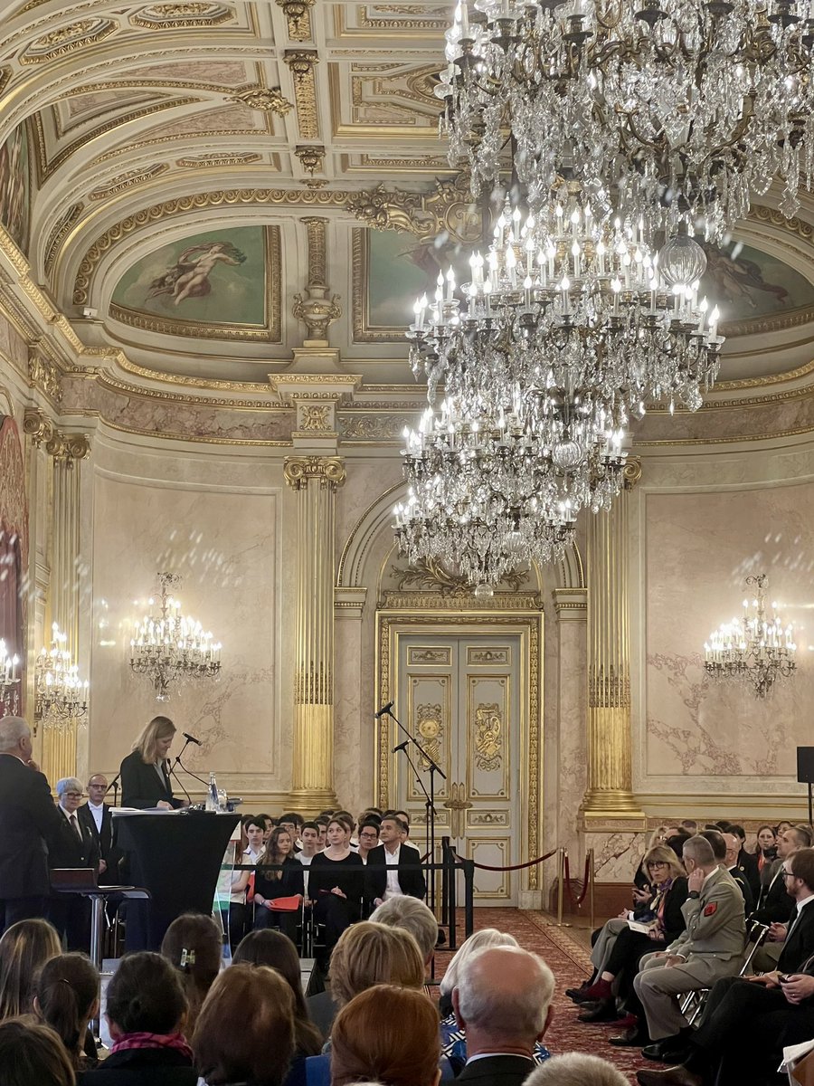 Honorée d’avoir remis ce matin le prix de l’@onacvg à Rose Berquier élève au collège Léon-Blum à Wavrin à l’occasion du 30ème prix de la mémoire et du civisme organisé par la Fédération Nationale André Maginot #FNAM à l’@AssembleeNat Un remarquable travail de passeur de mémoire