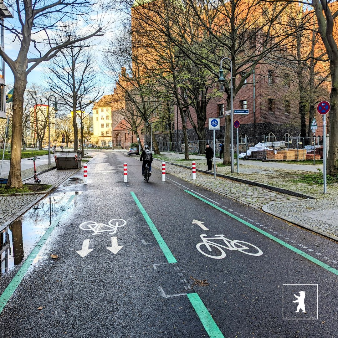 Die Wallstraßen schlagen ein neues Kapitel in der Mobilitätsgeschichte auf. Für rund 1,5 km gilt ab sofort: Radfahrende haben Vorrang. Das bedeutet mehr Verkehrssicherheit für den Fuß- & Radverkehr!🚲Kommt vorbei zum gemeinsamen Anradeln! t1p.de/eg8l7 @almut_neumann