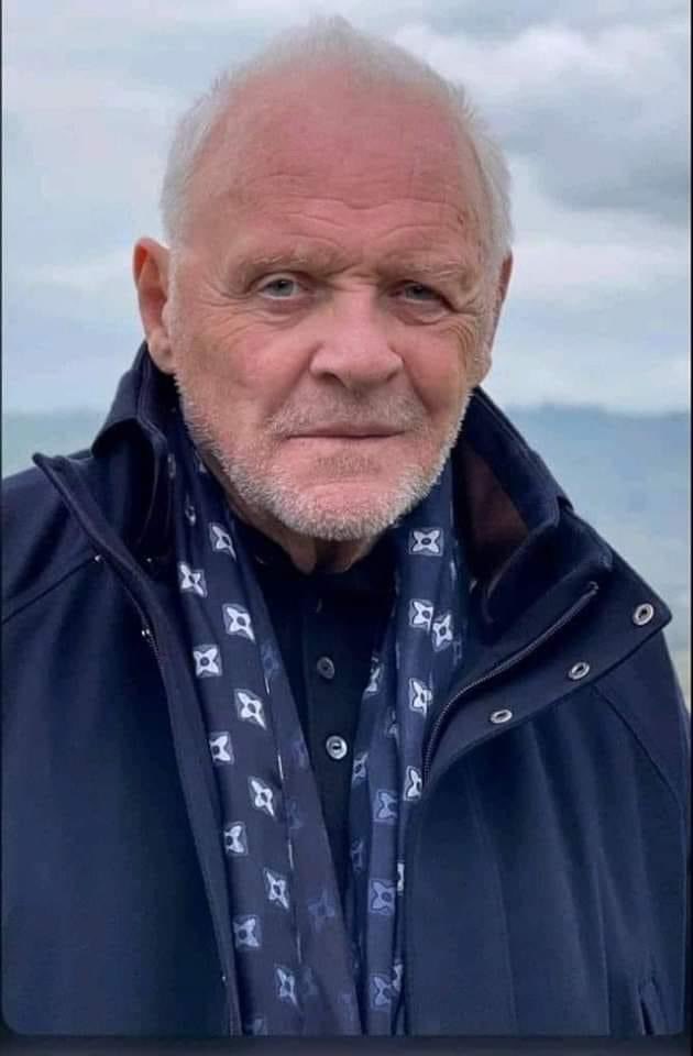 teresaf12276437's tweet photo. BRUTAL estas palabras del actor Anthony Hopkins:
Deja ir a la gente que no está lista para amarte.
Esto es lo más difícil que tendrás que hacer en tu vida y también será lo más importante.
Deja de tener conversaciones difíciles con personas que no quieren cambiar.
Deja de aparecer para las personas que no tienen interés en tu presencia.
Sé que tu instinto es hacer todo lo posible para ganar el aprecio de los que te rodean, pero es un impulso que roba tu tiempo, energía, salud mental y física.
Cuando empiezas a luchar por una vida con alegría, interés y compromiso, no todo el mundo estará listo para seguirte a ese lugar.
Eso no significa que tengas que cambiar lo que eres, significa que debes dejar ir a las personas que no están listas para acompañarte.
Si eres excluido, insultado, olvidado o ignorado por las personas a las que les regalas tu tiempo, no te haces un favor al seguir ofreciéndoles tu energía y tu vida.
La verdad es que no eres para todo el mundo y no todos son para ti.
Esto es lo que hace tan especial cuando encuentras a personas con las que tienes amistad o amor correspondido.
Sabrás lo precioso que es porque has experimentado lo que no lo es.
Hay miles de millones de personas en este planeta y muchas de ellas las vas a encontrar a tu nivel de interés y compromiso.
Tal vez si dejas de aparecer, no te busquen.
Tal vez si dejas de intentarlo, la relación termine.
Tal vez si dejas de enviar mensajes, tu teléfono permanecerá oscuro durante semanas.
Eso no significa que arruinaste la relación, significa que lo único que la sostenía era la energía que solo tú dabas para mantenerla.
Eso no es amor, es apego.
Es dar una oportunidad a quien no lo merece!
Tú mereces mucho más.
Lo más valioso que tienes en tu vida es tu tiempo y energía, ya que ambos son limitados.
A las personas y cosas que le des tu tiempo y energía, definirá tu existencia.
Cuando te das cuenta de esto empiezas a entender por qué estás tan ansioso cuando pasas tiempo con personas, actividades o espacios que no te convienen y no deben estar cerca de ti.
Empezarás a darte cuenta que lo más importante que puedes hacer por ti mismo y por todos los que te rodean, es proteger tu energía más ferozmente que cualquier otra cosa.
Haz de tu vida un refugio seguro, en el que solo se permiten personas “compatibles” contigo.
No eres responsable de salvar a nadie.
No eres responsable de convencerles de mejorar.
No es tu trabajo existir para la gente y darles tu vida!
Te mereces amistades reales, compromisos verdaderos y un amor completo con personas saludables y prósperas.
La decisión de tomar distancia con personas nocivas, te dará el amor, la estima, la felicidad y la protección que te mereces.