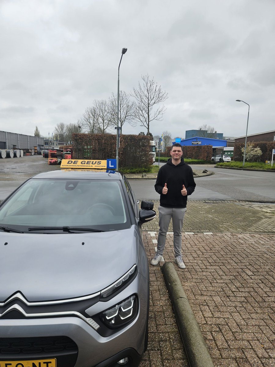 RijschooldeGeus's tweet photo. Keurige examenrit een tevreden examinator en 1x geslaagd. Top gedaan, veel rijplezier en van harte gefeliciteerd Brandon Benning 💪👊. @CBRnl https://t.co/eFolkFcQyI