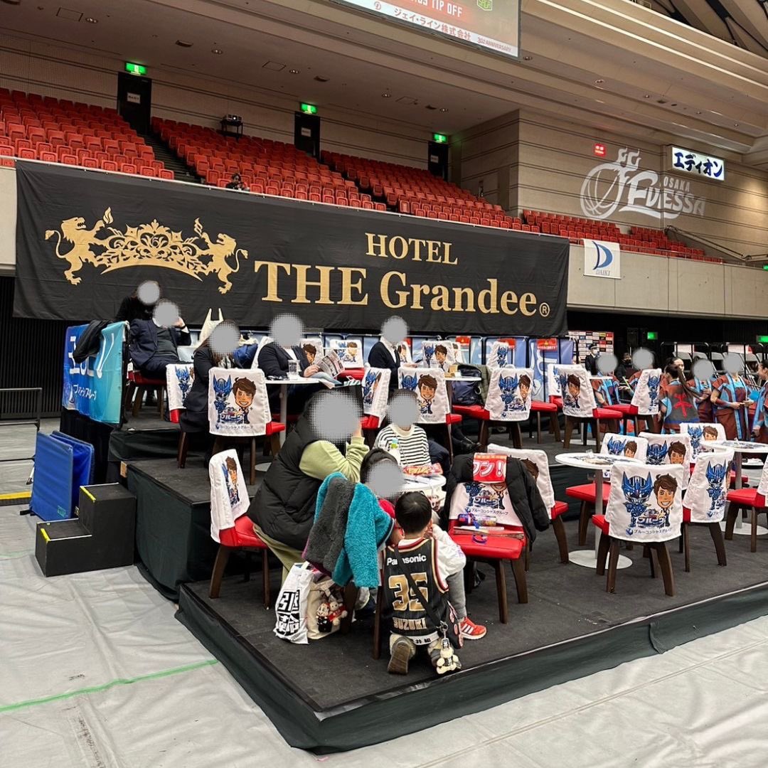 blue_conscious_'s tweet photo. 【大阪エヴェッサ★ブルーコンシャスVIPシートがあるHOME試合会場紹介】
🏀エディオンアリーナ(大阪府立体育館)🏀
なんば駅から近い好立地🚶‍♀️✨️
会場がコンパクトでコートと客席の距離感が近く、迫力のあるプレーを間近でご覧頂けます⛹️
会場付近には飲食店もたくさん🍴😋
是非足を運んでみて下さい😊 https://t.co/LDF2o3uX6O