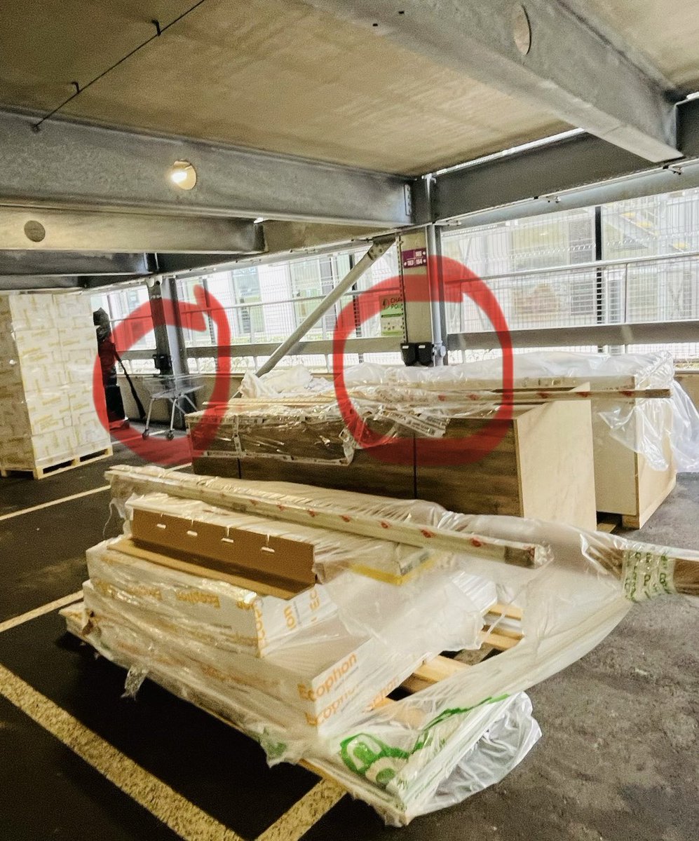 ab_FinTech's tweet image. Good job we brought the hybrid not the full ev away on holiday. Great job blocking the charging points